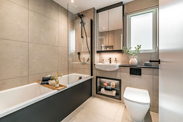 3 Bedroom Town House For Sale In North Gate Park, London, N15
