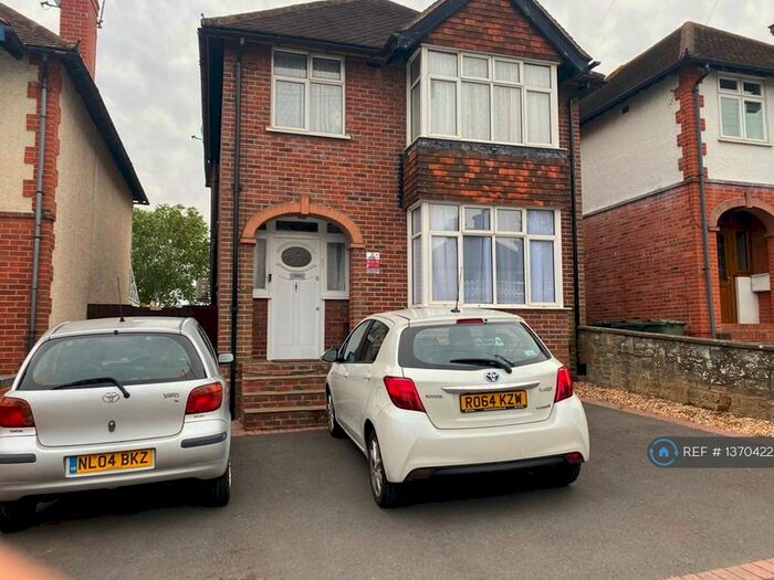 3 Bedroom Detached House To Rent In Worplesdon Road, Guildford, GU2