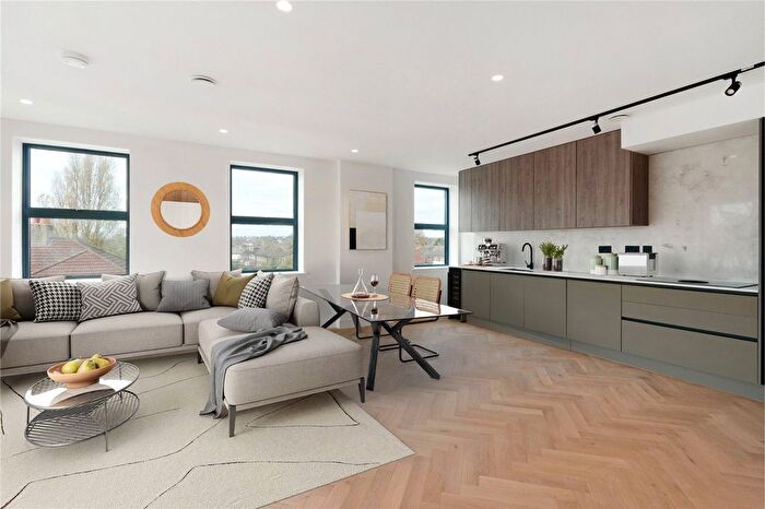 2 Bedroom Flat To Rent In Cannon Hill Lane, London, SW20