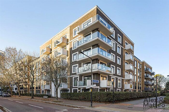 3 Bedroom Flat For Sale In Fairmont House, Canada Water, SE16