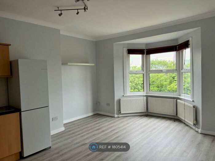 3 Bedroom Flat To Rent In Wellesely, Croydon, CR0