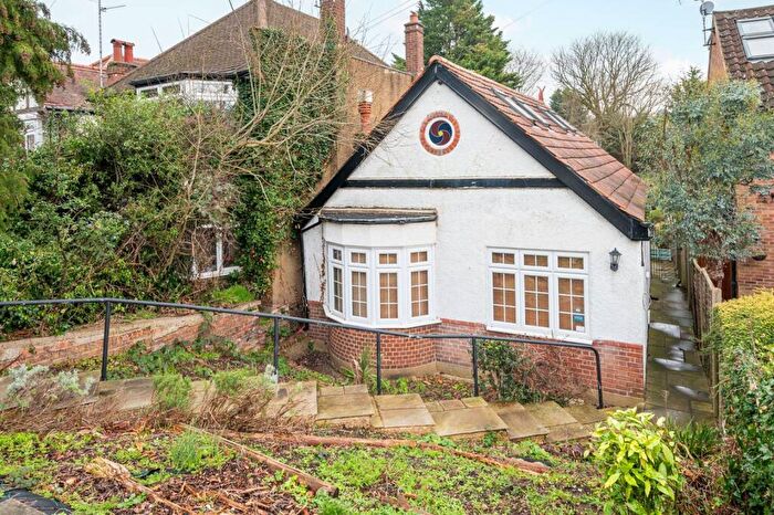3 Bedroom Bungalow To Rent In Crescent Road, East Barnet, Barnet, EN4