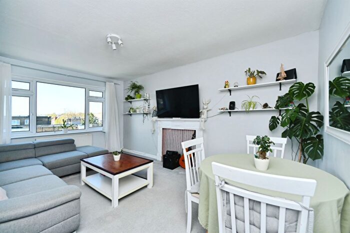 2 Bedroom Flat For Sale In Wilbury Crescent, Hove, BN3