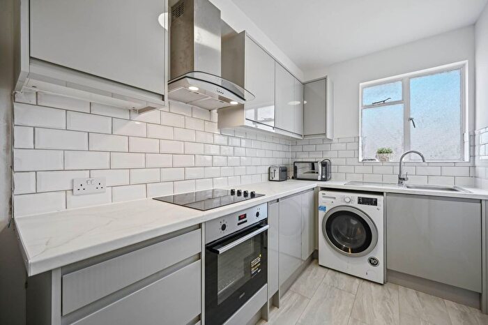 2 Bedroom Flat To Rent In Ormiston Grove, Shepherds Bush, London, W12