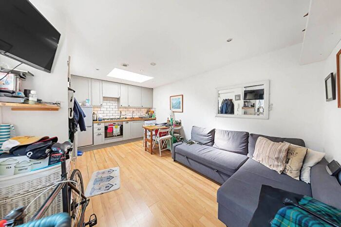 1 Bedroom Flat To Rent In Garfield Mews, Battersea, London, SW11