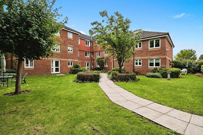 2 Bedroom Flat To Rent In Darkes Lane, Potters Bar, EN6