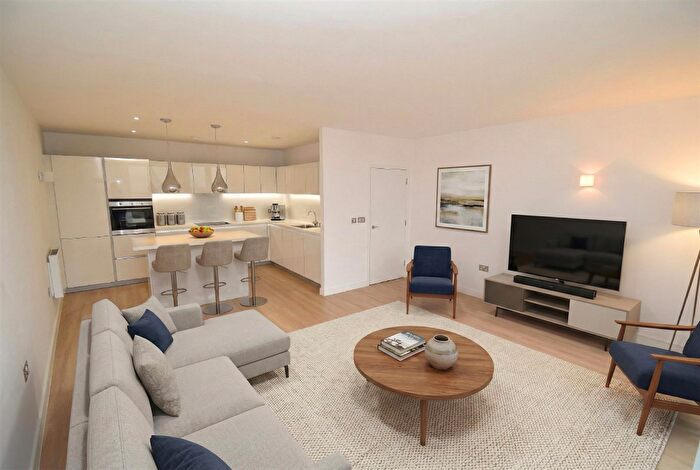 2 Bedroom Apartment For Sale In Meadow Walk, Chelmsford, CM1