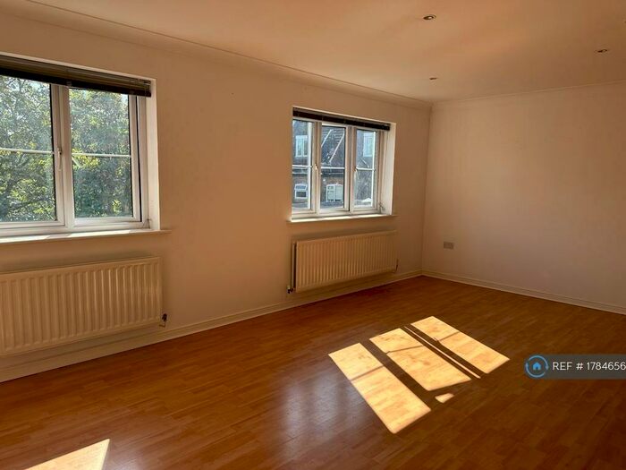 2 Bedroom Flat To Rent In Cranmer Court, Upminster, RM14