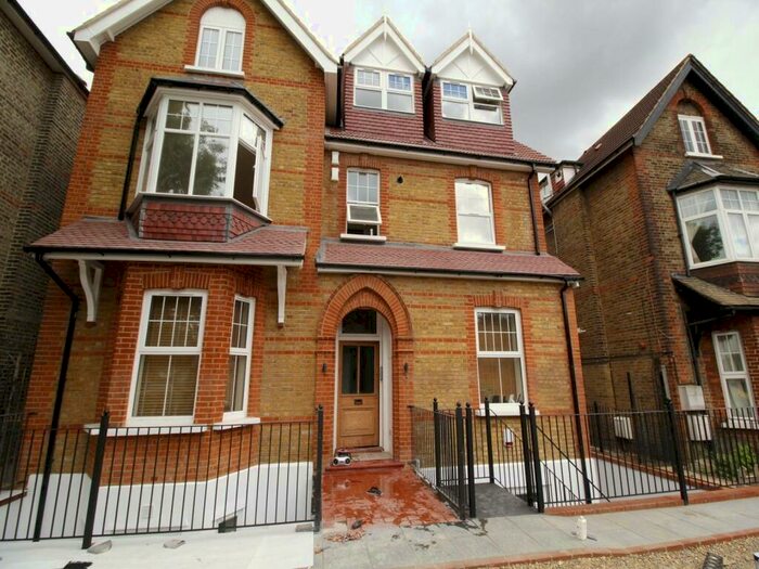 2 Bedroom Flat To Rent In Hawes Road, Bromley, Kent, BR1