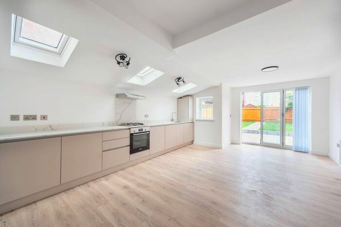 3 Bedroom Flat To Rent In Leopold Road, Willesden, London, NW10