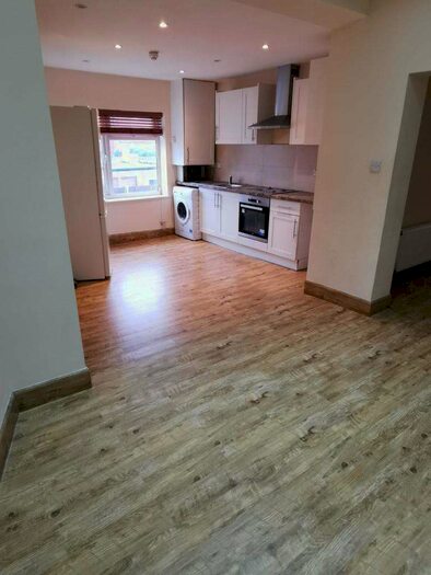 1 Bedroom Flat To Rent In 295a Flat 1, Eastern Avenue, Ilford, United Kingdom, IG2
