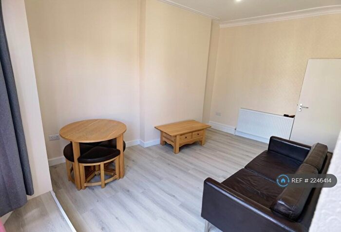 4 Bedroom Flat To Rent In Pen-Y-Lan Road, Cardiff, CF24