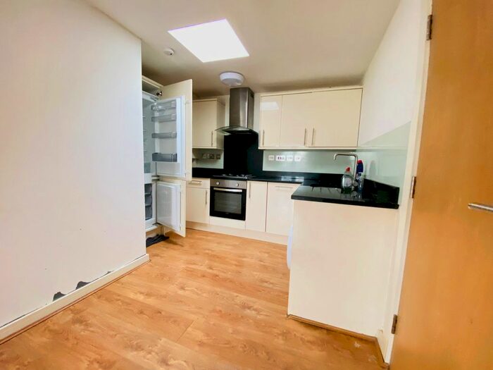 3 Bedroom Flat To Rent In Larkshall Road, Highmas Park E4