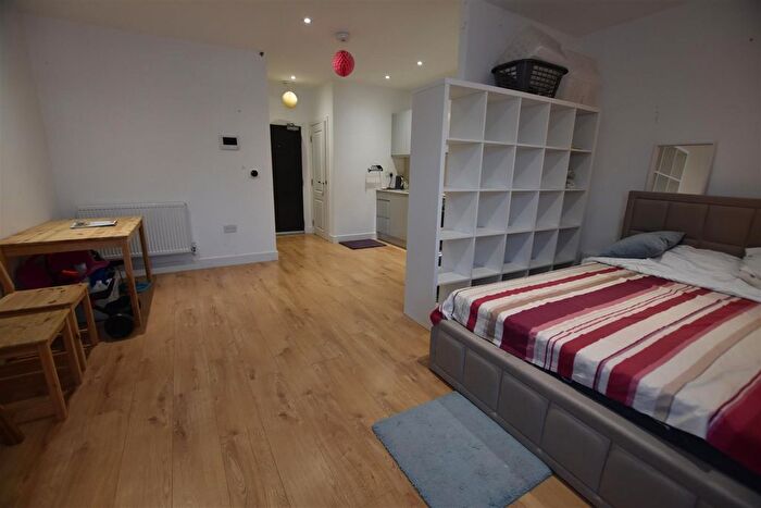 Studio To Rent In Meadowlea Close, Harmondsworth, West Drayton, UB7
