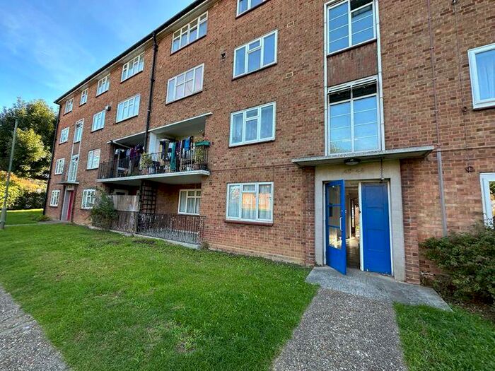 2 Bedroom Flat To Rent In Green Avenue, Mill Hill, NW7