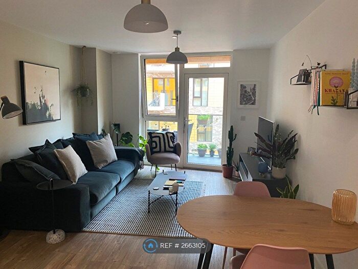2 Bedroom Flat To Rent In Loop Court, London, SE10