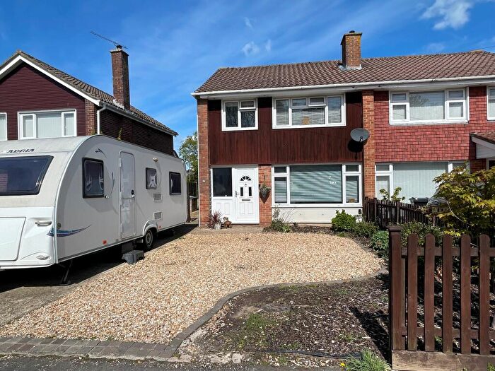 3 Bedroom Semi-Detached House For Sale In Heatherstone Avenue, Dibden Purlieu, SO45