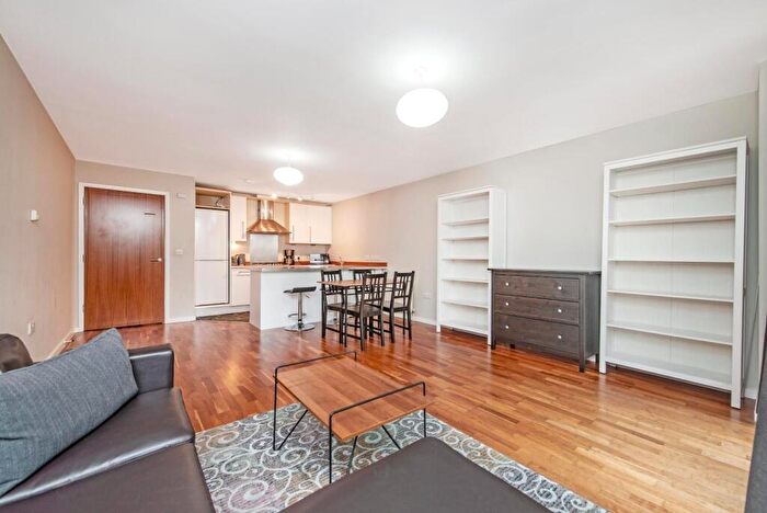 2 Bedroom House To Rent In Quaker Steet, Shoreditch, E2