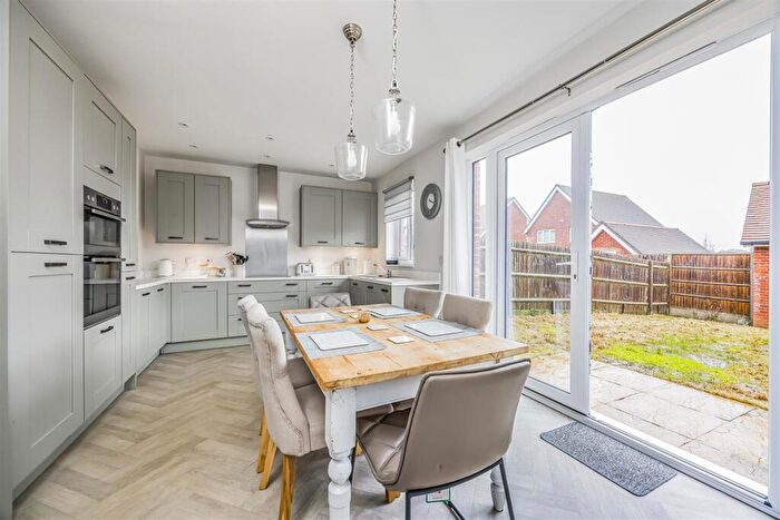 3 Bedroom Semi Detached House For Sale In Birkbeck Close, Waterlooville, PO7