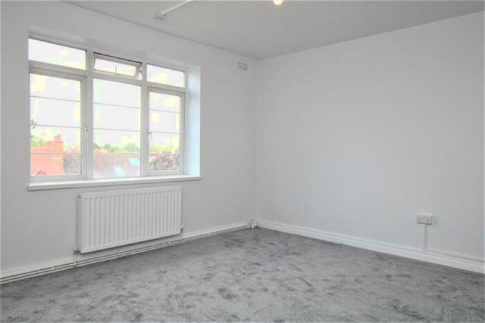3 Bedroom Flat To Rent In North Circular Road, Golders Green, NW11