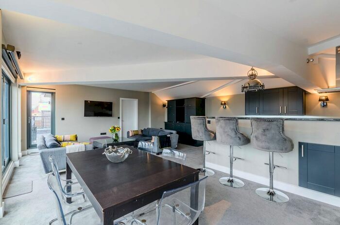 2 Bedroom Flat To Rent In Bell Yard Mews, Bermondsey, London, SE1