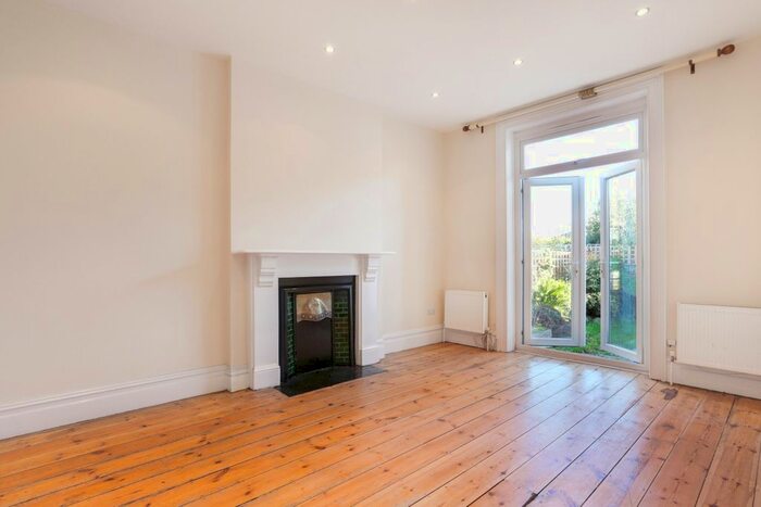 2 Bedroom Flat To Rent In Frances Road, Windsor, SL4