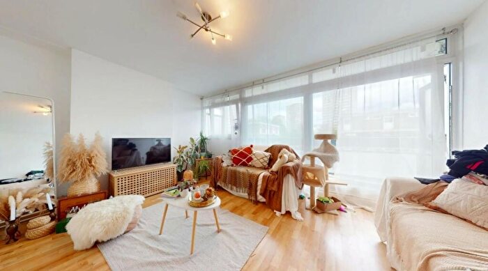 3 Bedroom Flat To Rent In Chelwood Court, Westbridge Road, Battersea, SW11