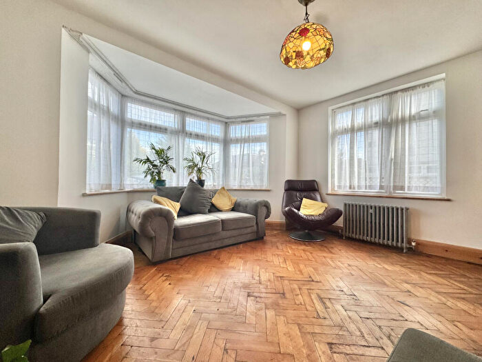 3 Bedroom Semi-Detached House For Sale In Ryhope Road, N11