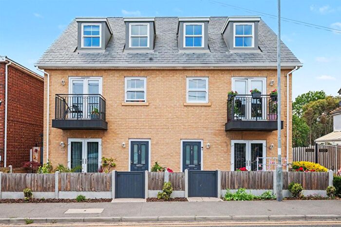 2 Bedroom Flat For Sale In Halle Mews, Benfleet, SS7