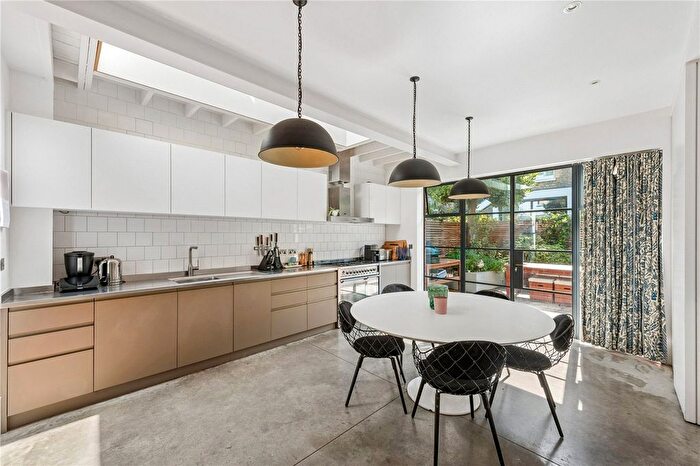 4 Bedroom Flat For Sale In Carysfort Road, London, N16