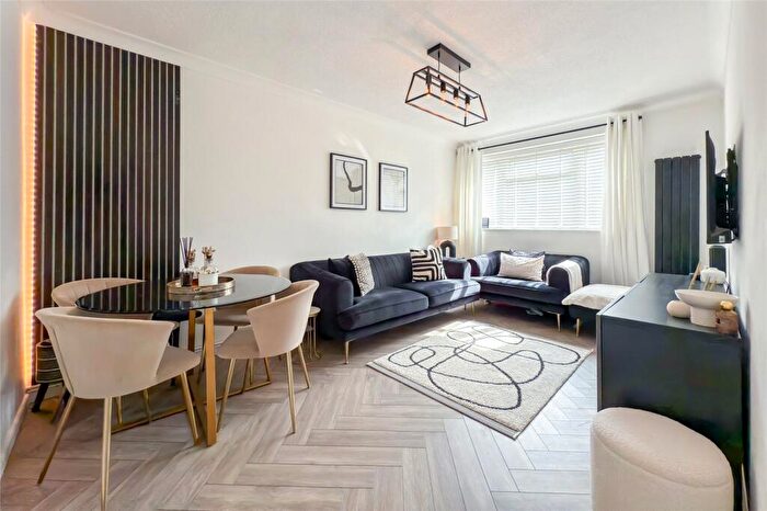 2 Bedroom Apartment For Sale In The Beeches, Park Street, St. Albans, Hertfordshire, AL2