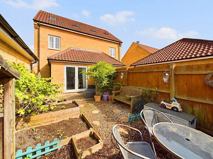 3 Bedroom Town House For Sale In Robin Avenue, Harleston, IP20