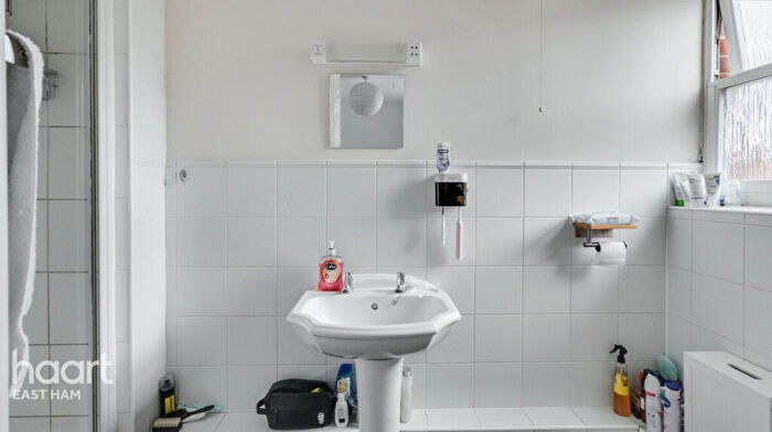 2 Bedroom Apartment For Sale In Queensberry Place, London, E12