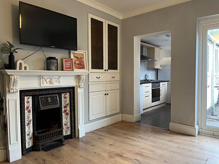 1 Bedroom Terraced House To Rent In Spare Room // Ensuites // Bed & Bath // Sept, LN5