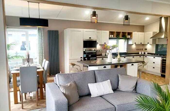 2 Bedroom Park Home For Sale In Hedley Wood Holiday Park, EX22