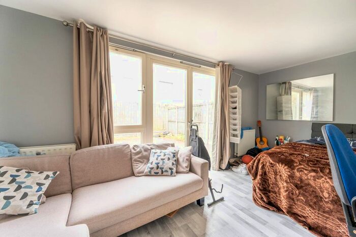 3 Bedroom Flat To Rent In Roberts Close, Ilford, Barking, IG11