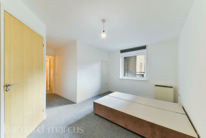 2 Bedroom Apartment To Rent In Cline Road, London, N11