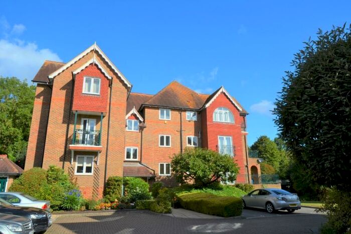 2 Bedroom Flat To Rent In Leatherhead, KT22