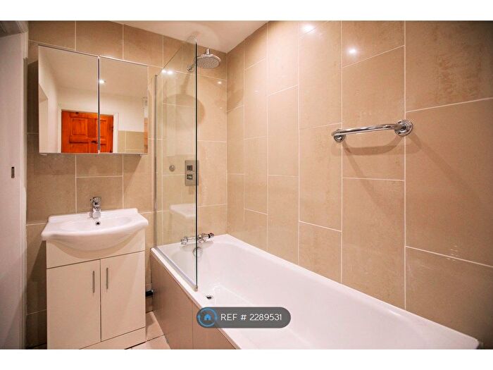 3 Bedroom Flat To Rent In Nunhead, London, SE15