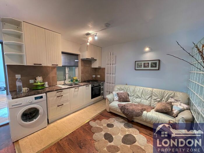 1 Bedroom Flat To Rent In Brentwick Gardens, Brentford, TW8