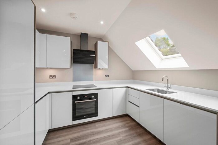 2 Bedroom Apartment For Sale In Queens Road, Weybridge, KT13