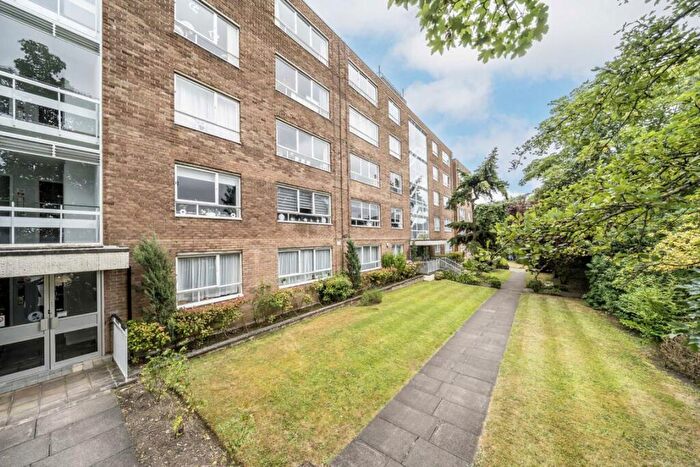 3 Bedroom Flat To Rent In High Mount, London, NW4