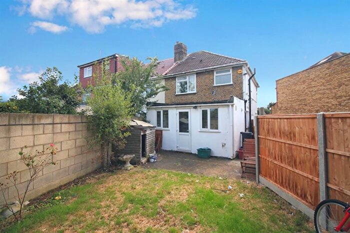 3 Bedroom End Terrace House For Sale In Ash Grove, Heston, TW5