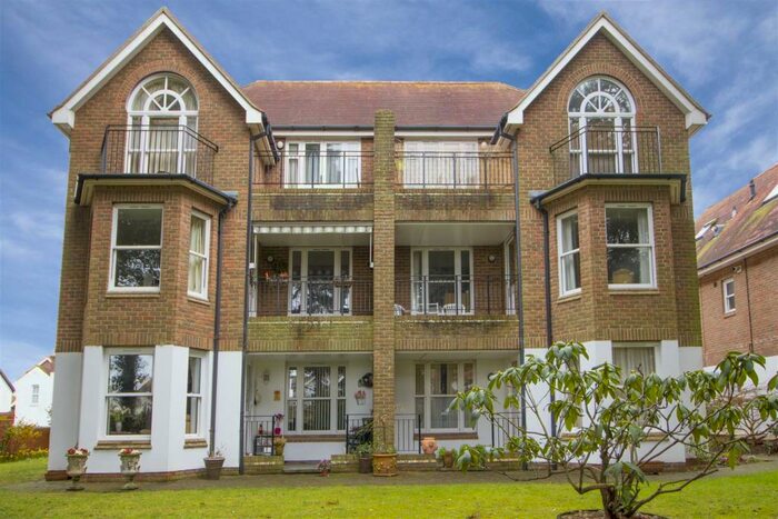 2 Bedroom Flat To Rent In Grand Avenue, Worthing, BN11