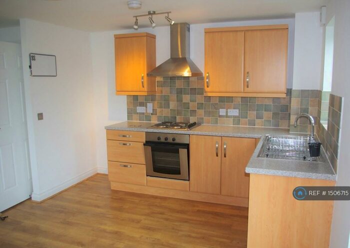 2 Bedroom Flat To Rent In Lawford Bridge Close, Rugby, CV21