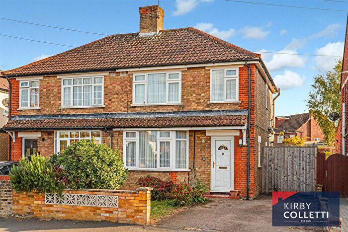 3 Bedroom Semi-Detached House For Sale In Highbury Avenue, Hoddesdon, EN11
