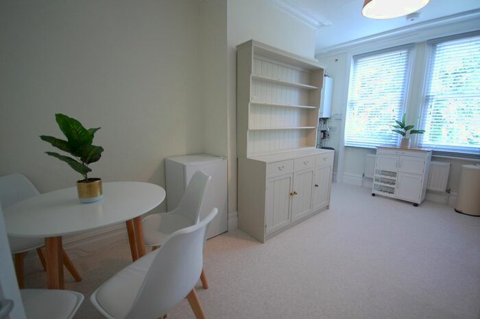 4 Bedroom Flat To Rent In Fairlawn Grove, Chiswick, W4
