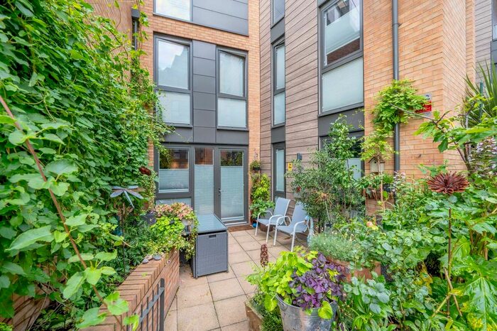 2 Bedroom Flat To Rent In Myrtle Court, Brentford, TW8
