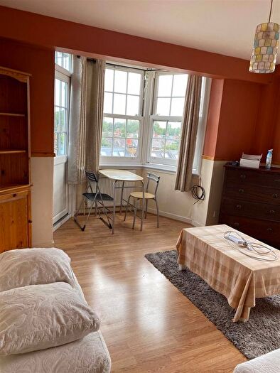 3 Bedroom Flat To Rent In Mole Court, London, W12