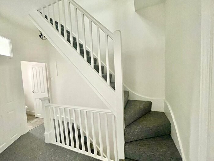 2 Bedroom Flat For Sale In Westcliff-On-Sea, Essex, SS0